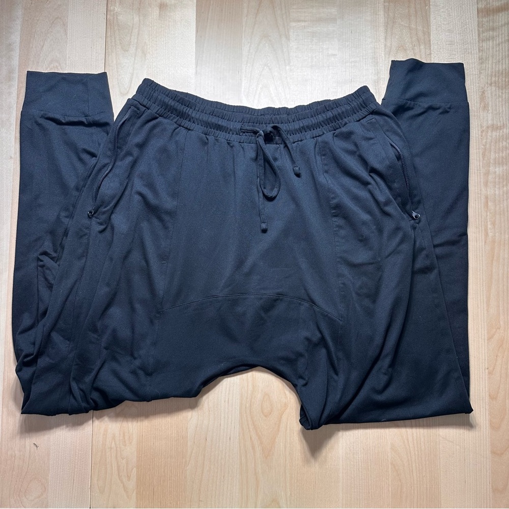 ALO Yoga Pants/ joggers, elastic ankle, loose fitting, 
size M